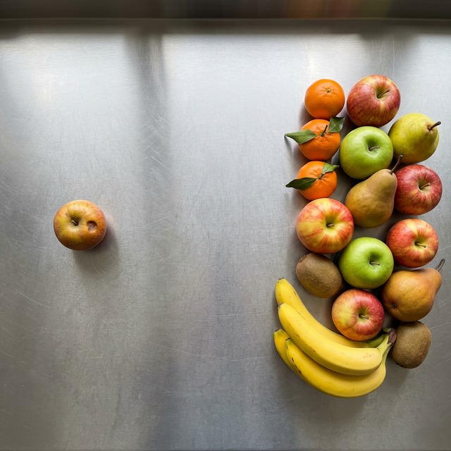 Ручной отбор фруктов на базе в Москве каждое утро — Союзфруктторг